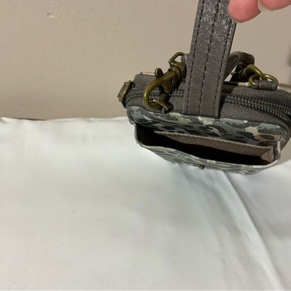 Sakroots Wristlet/Crossbody Wildlife inspired Animal Print - Picture 9 of 9